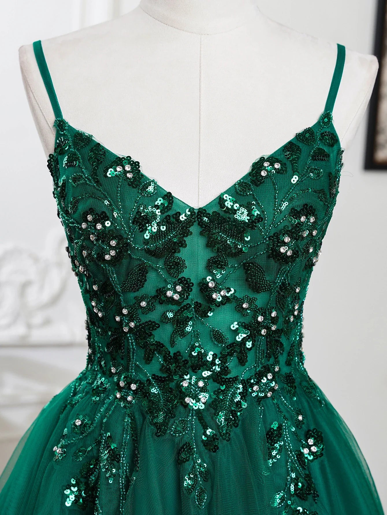 Sling Evening Dresses Sexy Spaghetti Straps V-Neck Illusion Sequins Appliques Prom Dress A-Line Train High Split Gowns