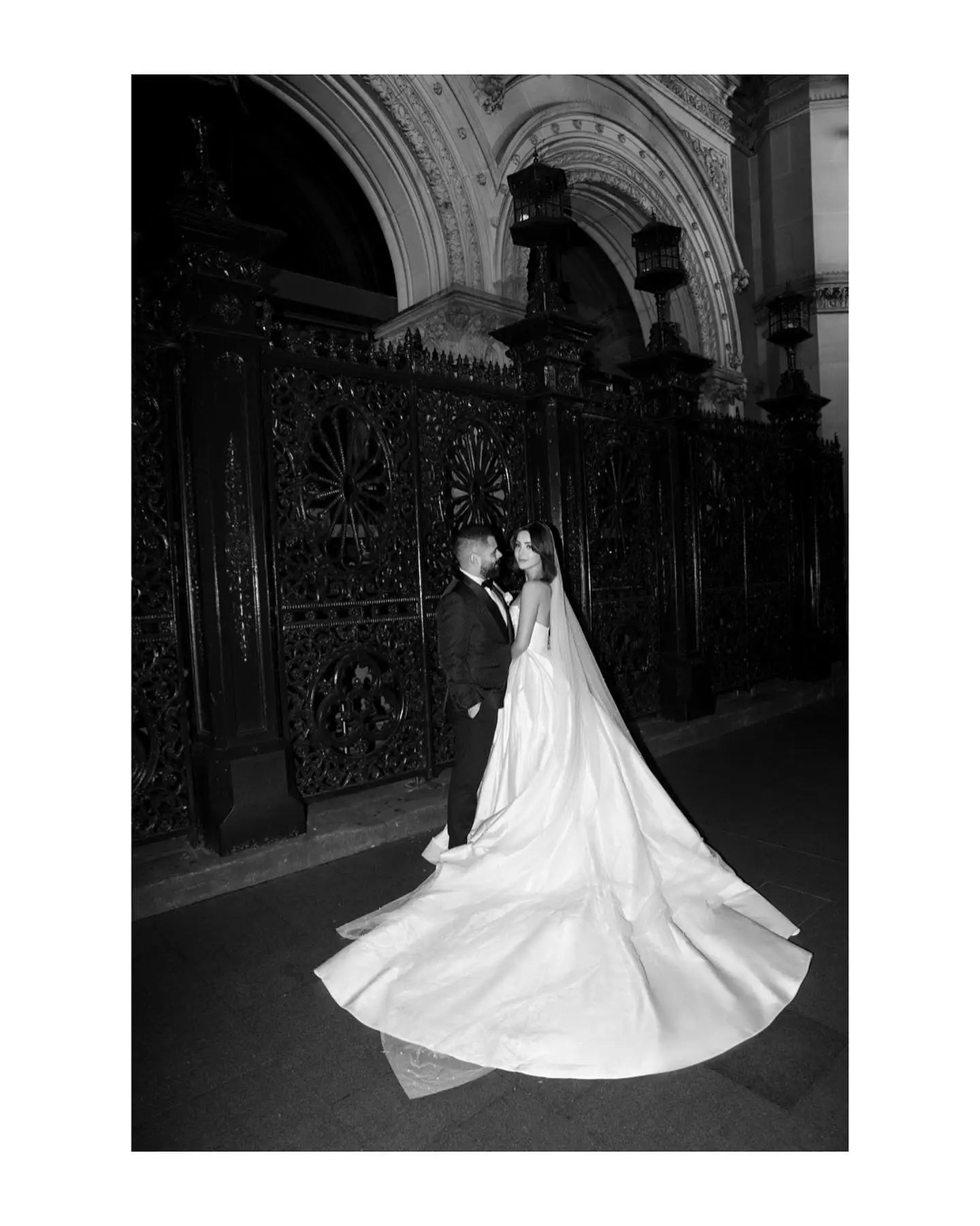 Elegant Sweetheart Off White Satin Wedding Dress for Women Luxury Long Train Corset Simple Bride Dress SW010