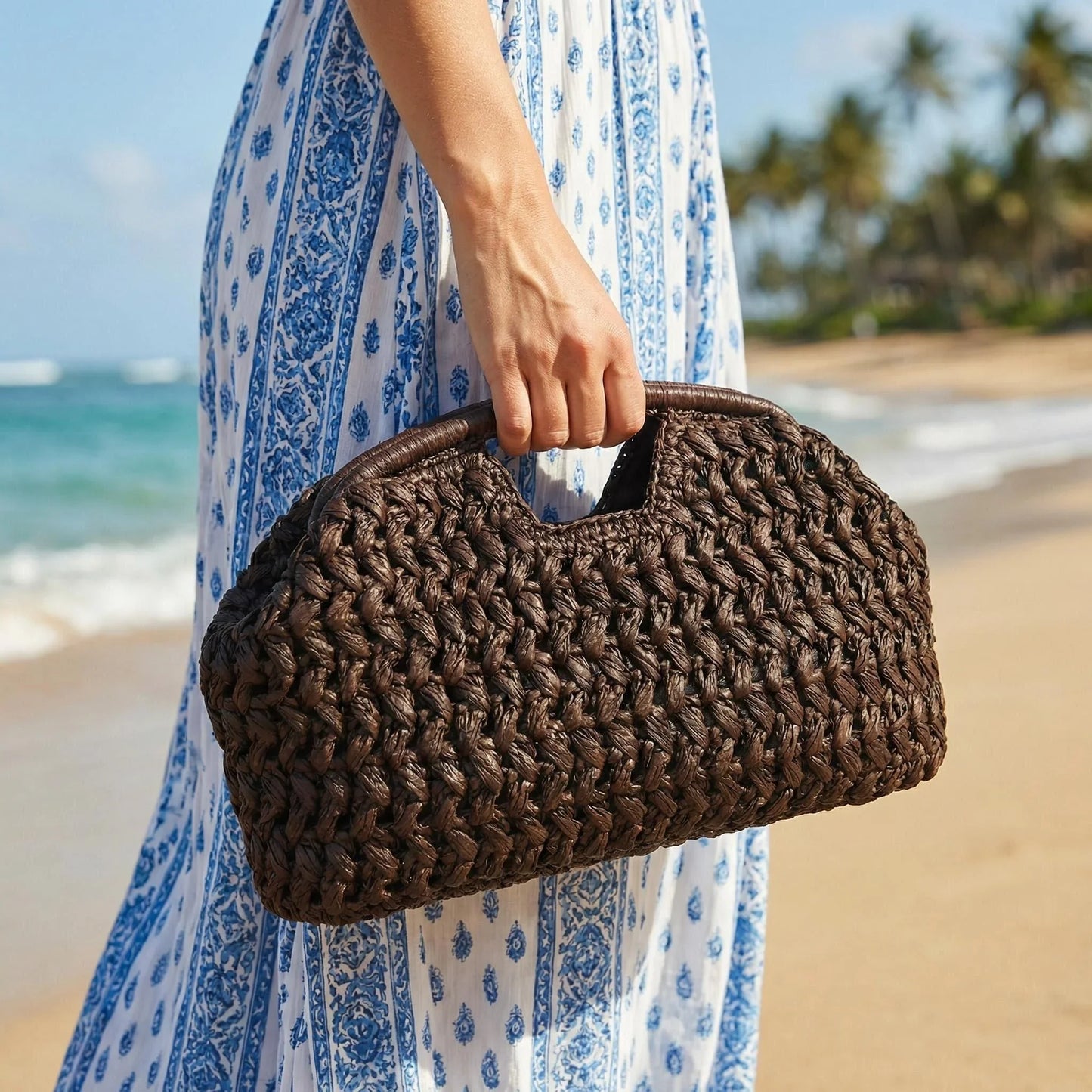Seaside vacation style grass woven bag, spring and summer new style, European and American high-end feeling, hand-held gold clip
